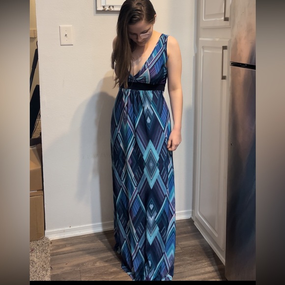 V-neck maxi-dress with attached tie back. - Picture 5 of 5